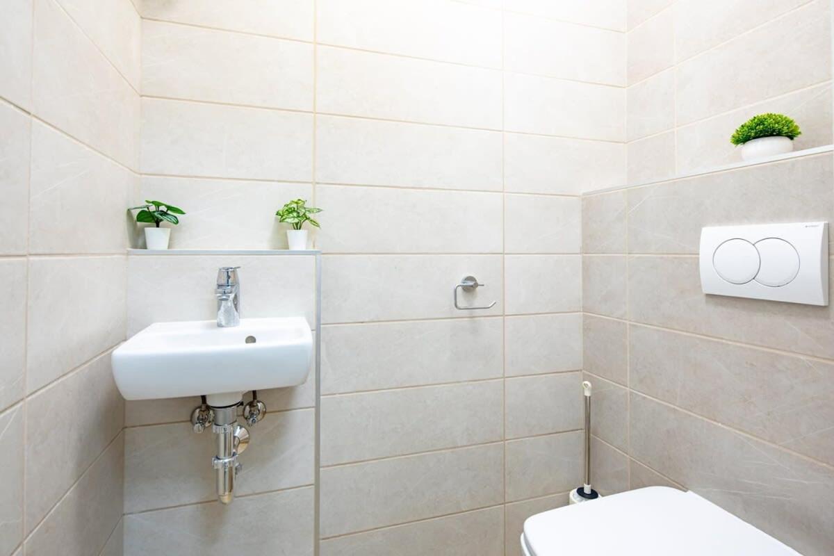 Free Parking - Balcony - Sunny - New Apartamento Budapeste